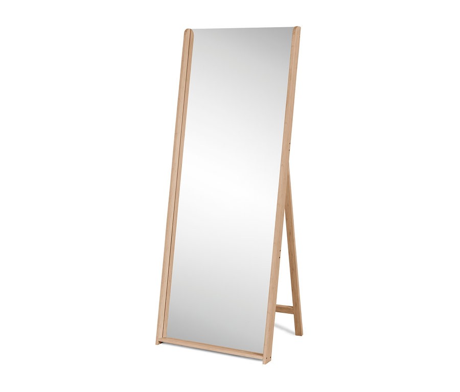 Miroir sur pied avec cadre en bambou.