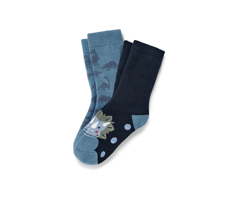 Deux paires de chaussettes antidérapantes pour enfant, une paire bleue avec des dinosaures, une paire bleu foncé avec un motif de dinosaure.