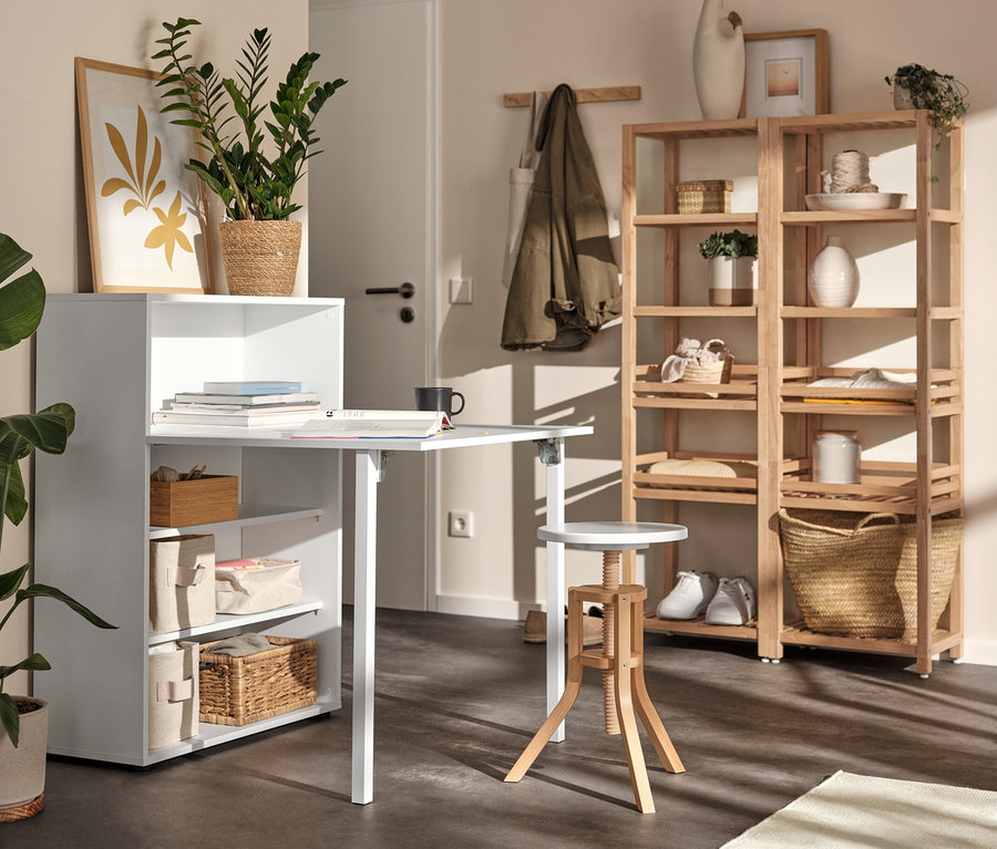 Étagère blanche avec table pliante, étagère en bois massif et tabouret à broche dans une pièce.