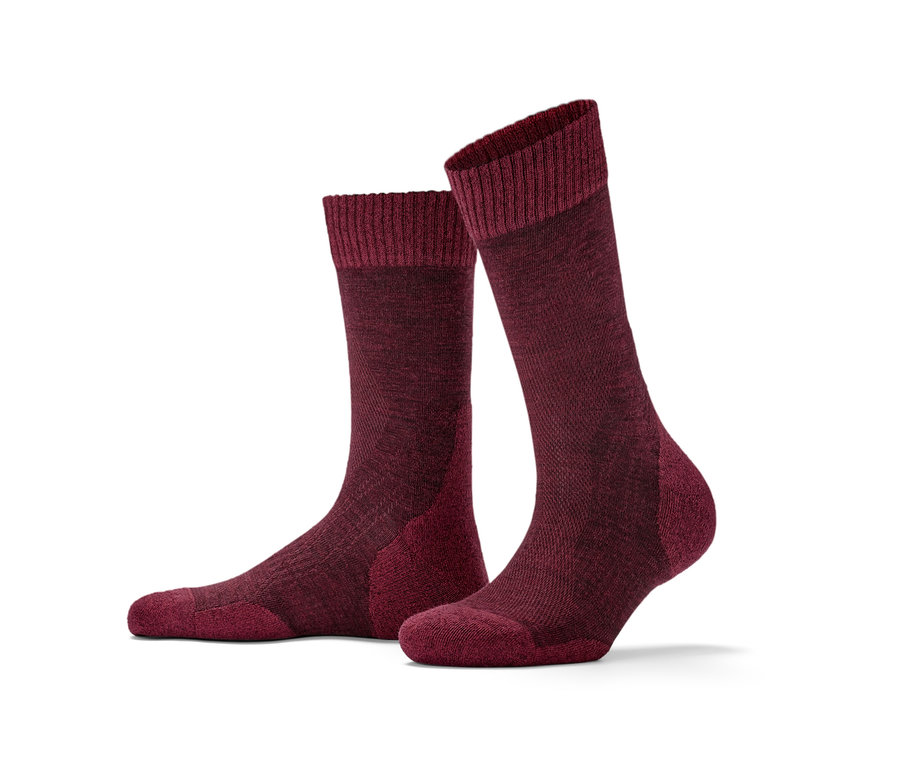 Deux paires de chaussettes outdoor en laine certifiée RWS sur fond blanc.