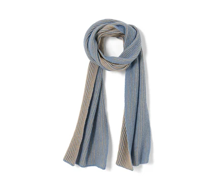 Une écharpe en maille est enroulée en boucle et pend. L'écharpe est bleu clair et beige.