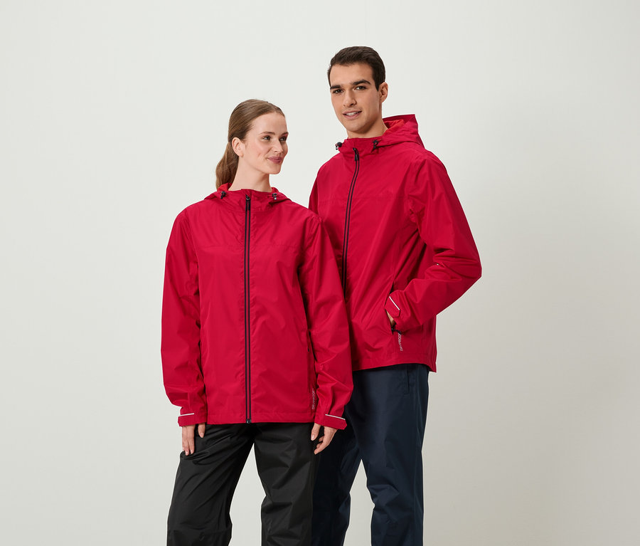 Deux personnes en vestes rouges et pantalons sombres se tenant côte à côte.