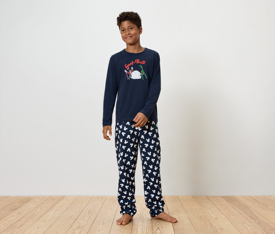 Garçon portant un pyjama bleu marine avec un motif Mickey Mouse.