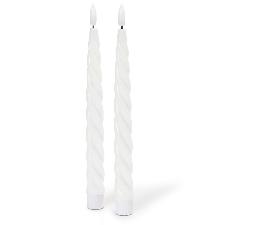 Deux bougies LED blanches torsadées sur un fond blanc.