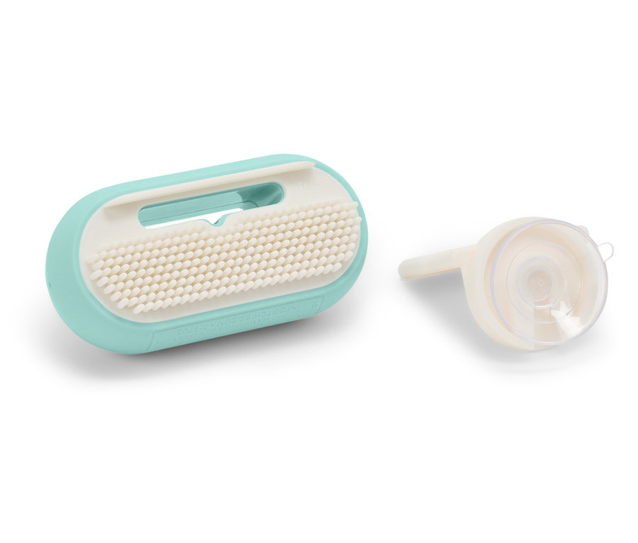 Brosse turquoise avec des poils blancs et un entonnoir blanc sur fond blanc.