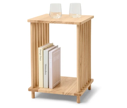 Deux verres sont posés sur une table en bois. En dessous, il y a trois livres.