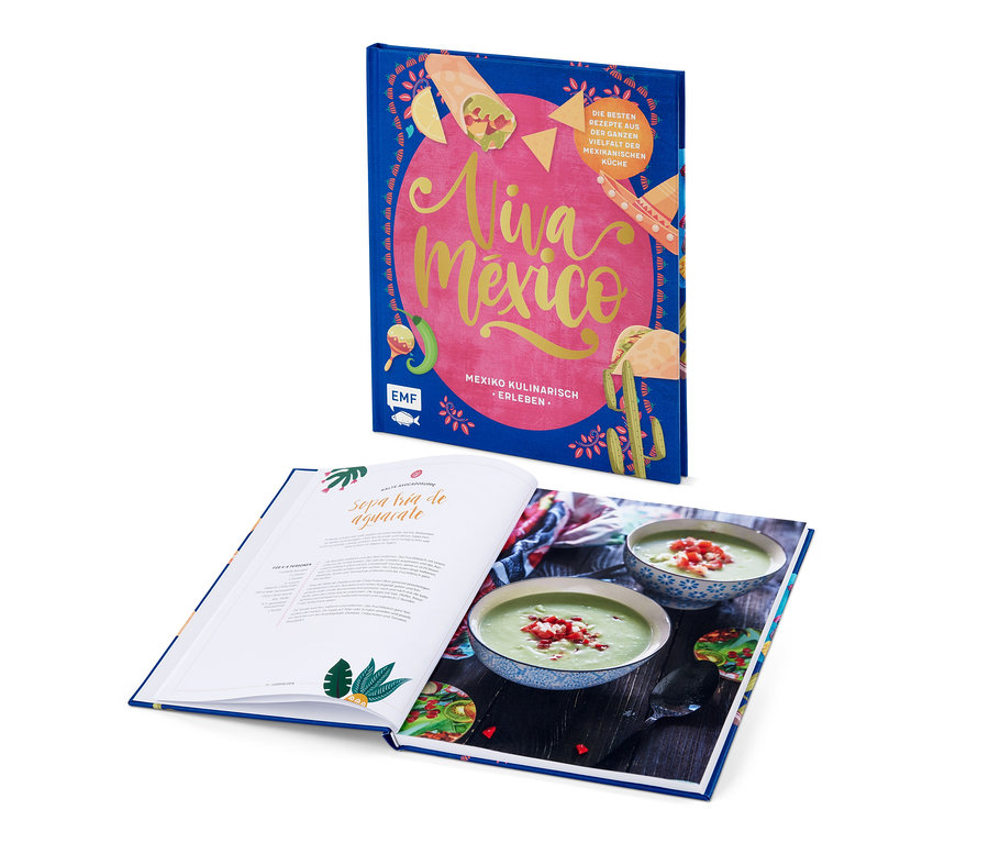 Deux livres de cuisine ouverts : un avec une recette de soupe froide à l'avocat et un avec le titre « Viva Mexiko ».