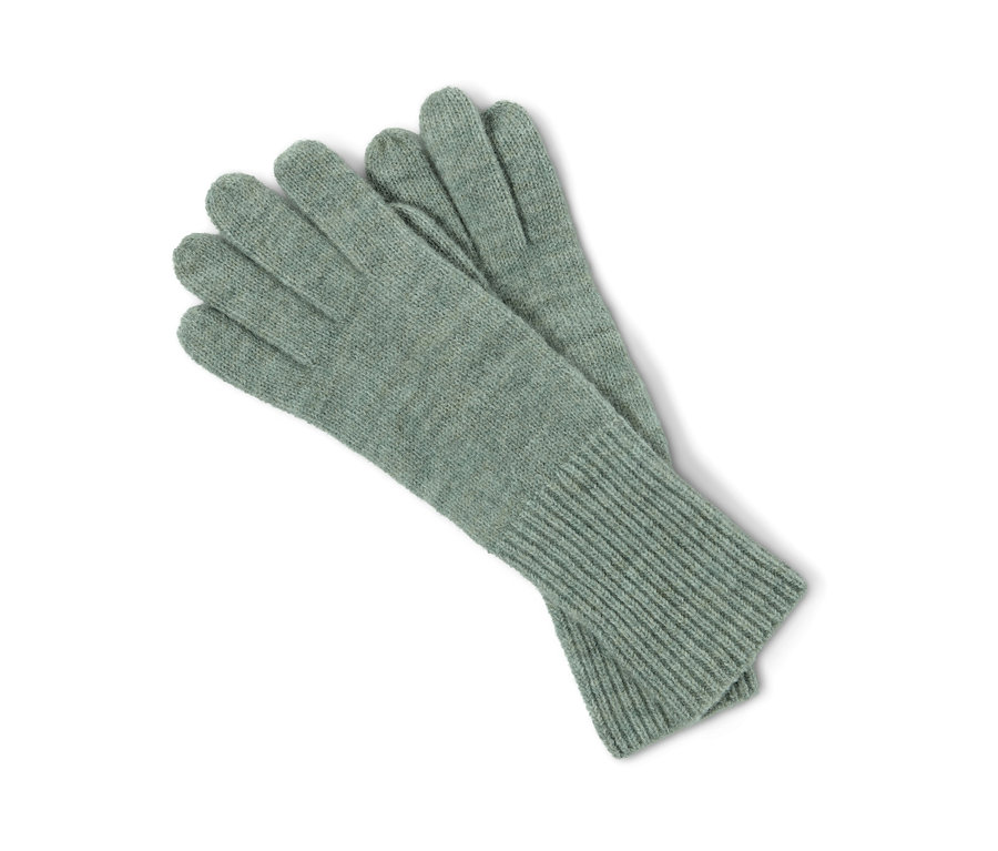 Deux gants en maille avec de la laine, couleur sauge, posés sur un fond blanc.