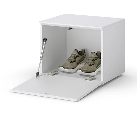 Dans un banc blanc ouvert, env. 50 cm, se trouve une paire de chaussures marron.