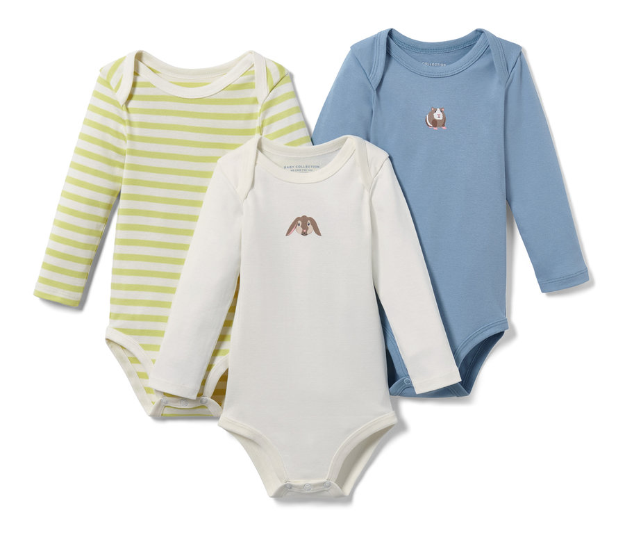 Trois bodies à manches longues pour bébé : un vert et blanc rayé, un blanc avec un motif de lapin et un bleu avec un motif de cochon d’Inde.