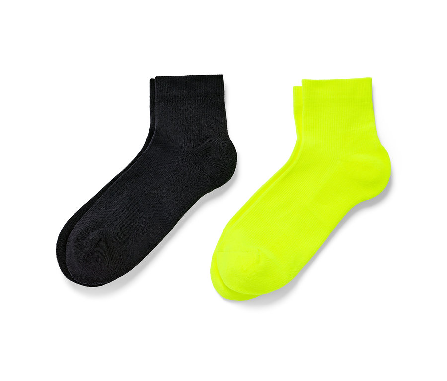 Deux paires de chaussettes de sport courtes, une paire noire et une paire jaune néon.