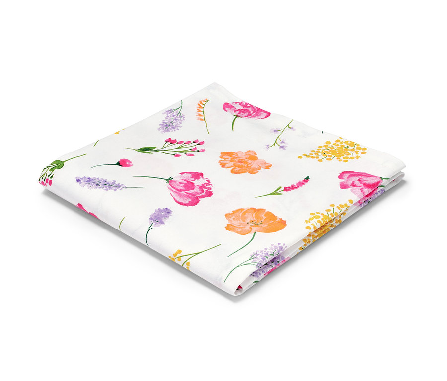 Une nappe en coton pliée avec un motif floral.