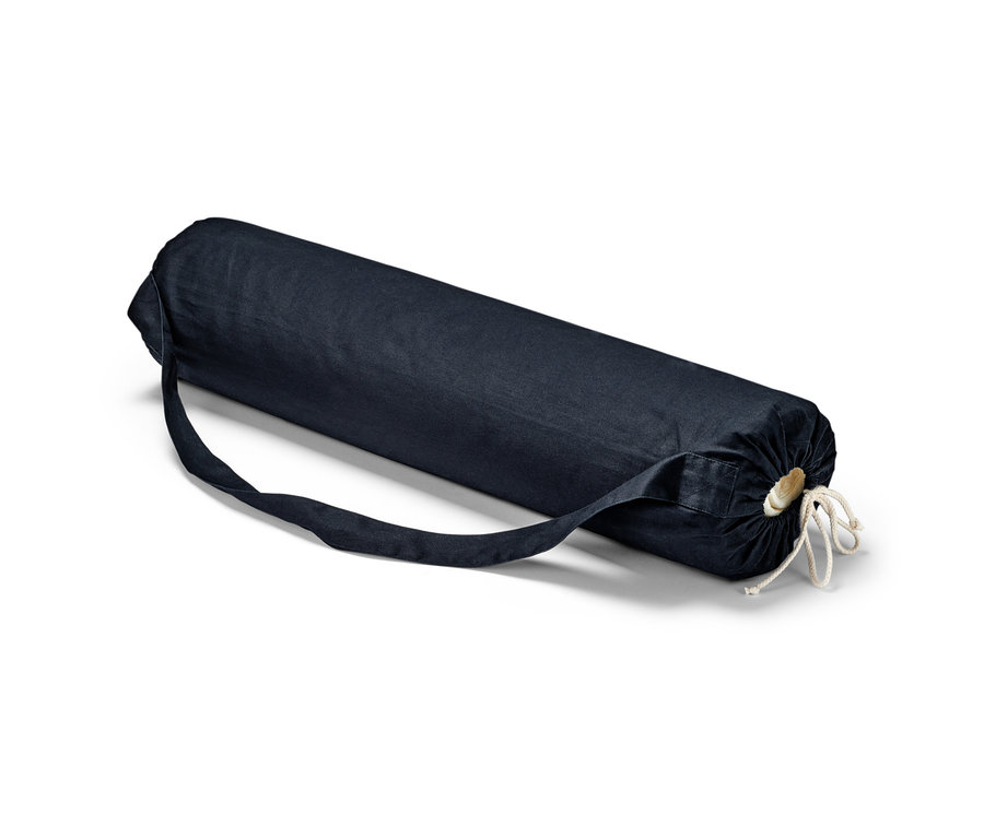 Un tapis de yoga avec laine vierge roulé dans un étui bleu marine avec une bandoulière.