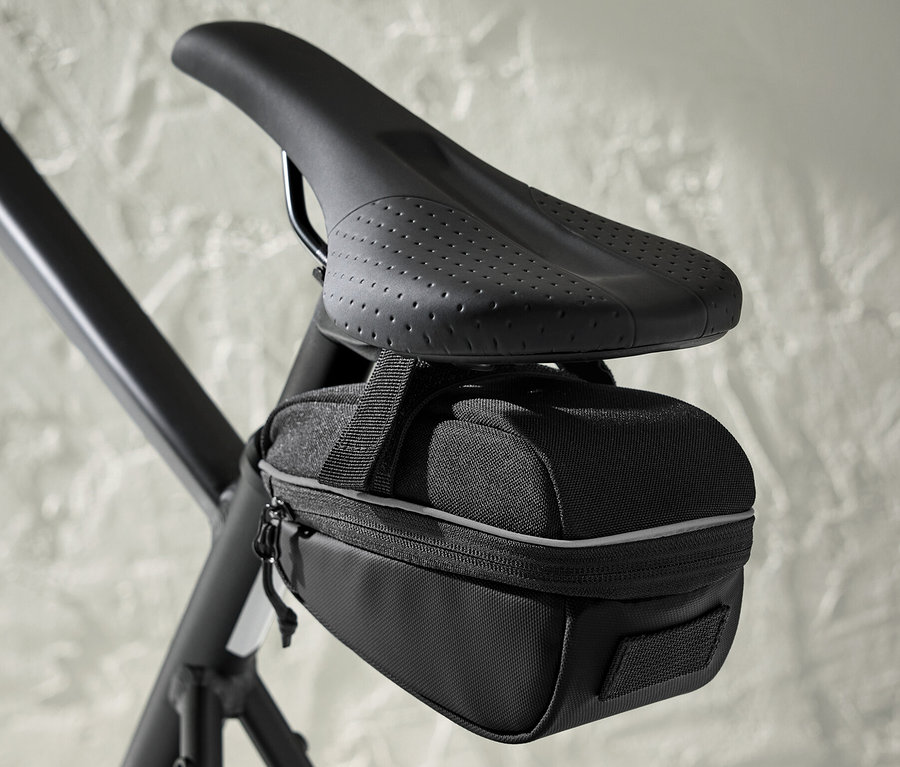 Une sacoche de selle pour vélo est fixée sous la selle d'un vélo.