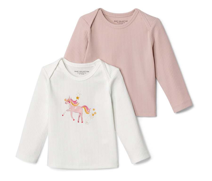 Deux t-shirts côtelés pour bébé : un rose uni et un blanc avec un motif de rhinocéros.