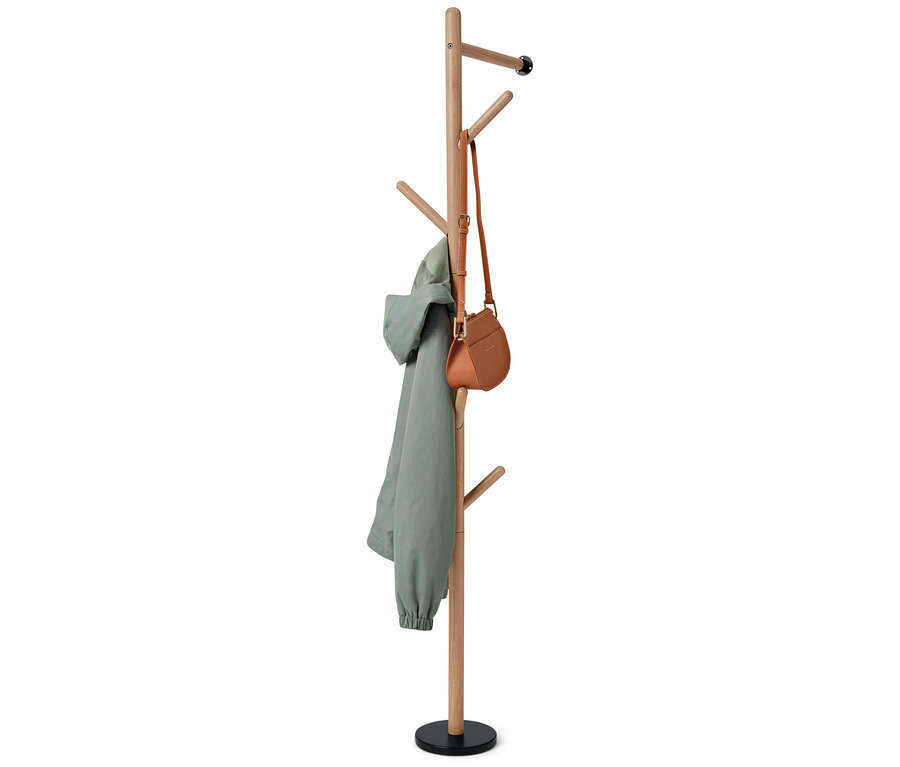 Un manteau et un sac à main sont suspendus à un porte-manteau.