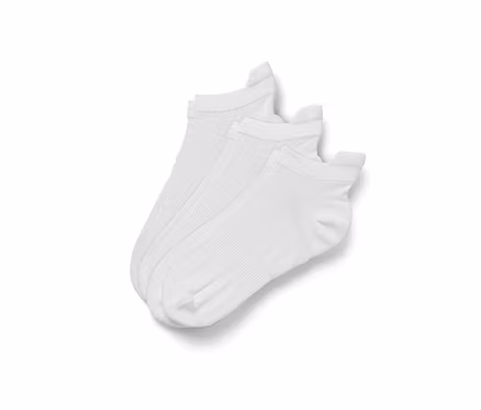Trois paires de chaussettes de sport fonctionnelles blanches sont présentées.