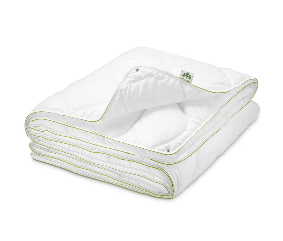 Couette 4 saisons irisette® greenline blanche pliée avec bordure.