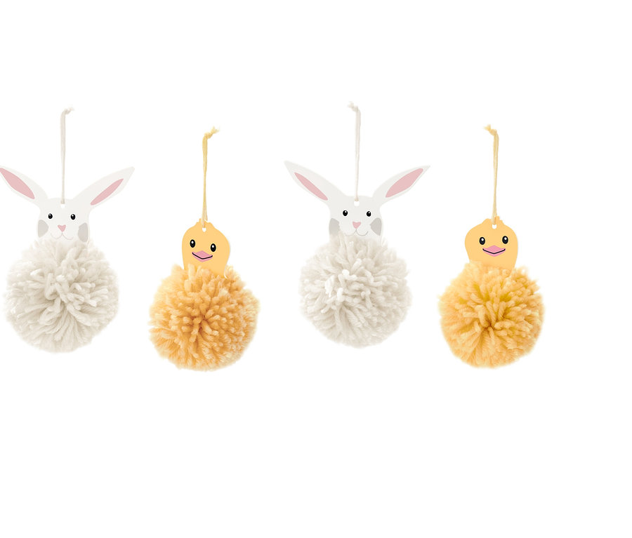 Quatre kits de construction pour pompons de Pâques, deux lapins et deux poussins suspendus par des cordons sur fond blanc.