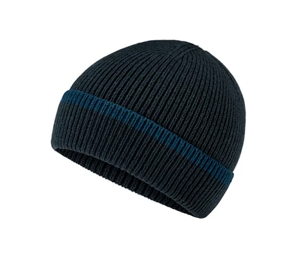 Gros plan d'un bonnet en maille.