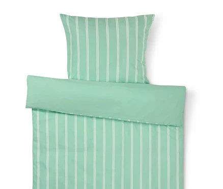 Linge de lit et oreiller rayés verts.