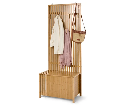 Porte-manteau en bambou avec banc, avec une veste, une écharpe et un sac suspendus.
