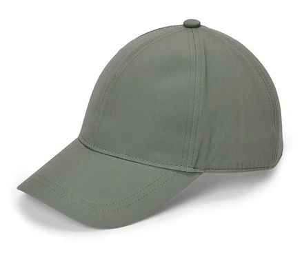 Une casquette de baseball grise est posée sur un fond blanc.