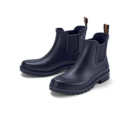 Deux bottines de pluie sur fond blanc.