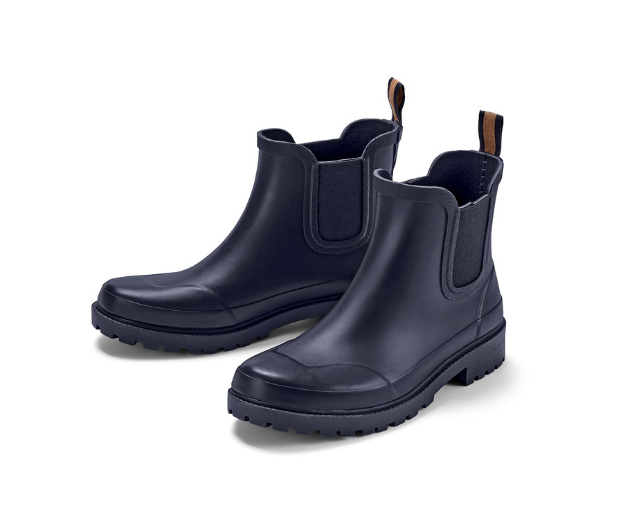 Deux bottines de pluie sur fond blanc.