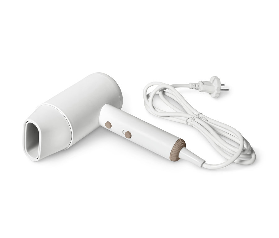 Un sèche-cheveux blanc posé sur un fond blanc.