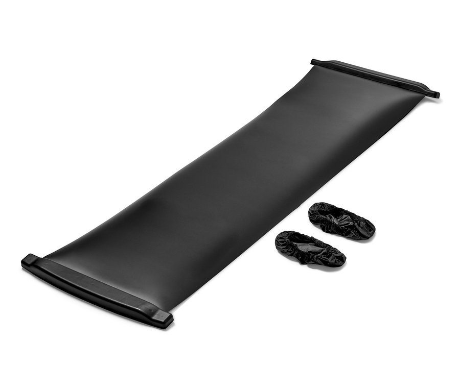 Planche glissante d'entraînement noire et deux couvre-chaussures noirs.