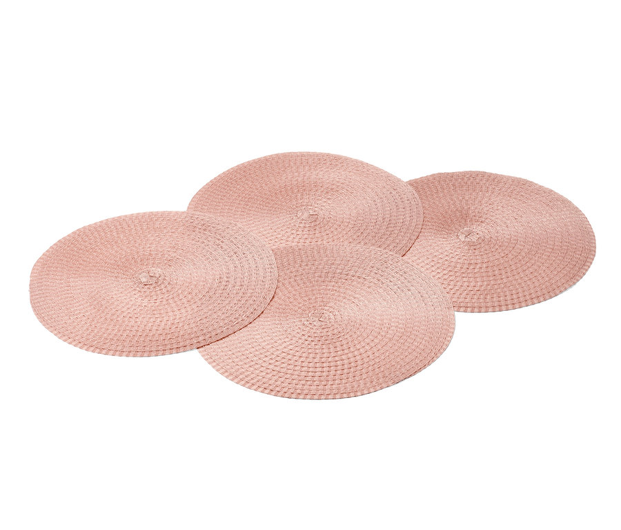 Quatre sets de table ronds.