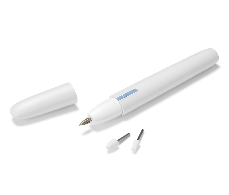 Un appareil de manucure et pédicure avec embouts et capuchon de protection.