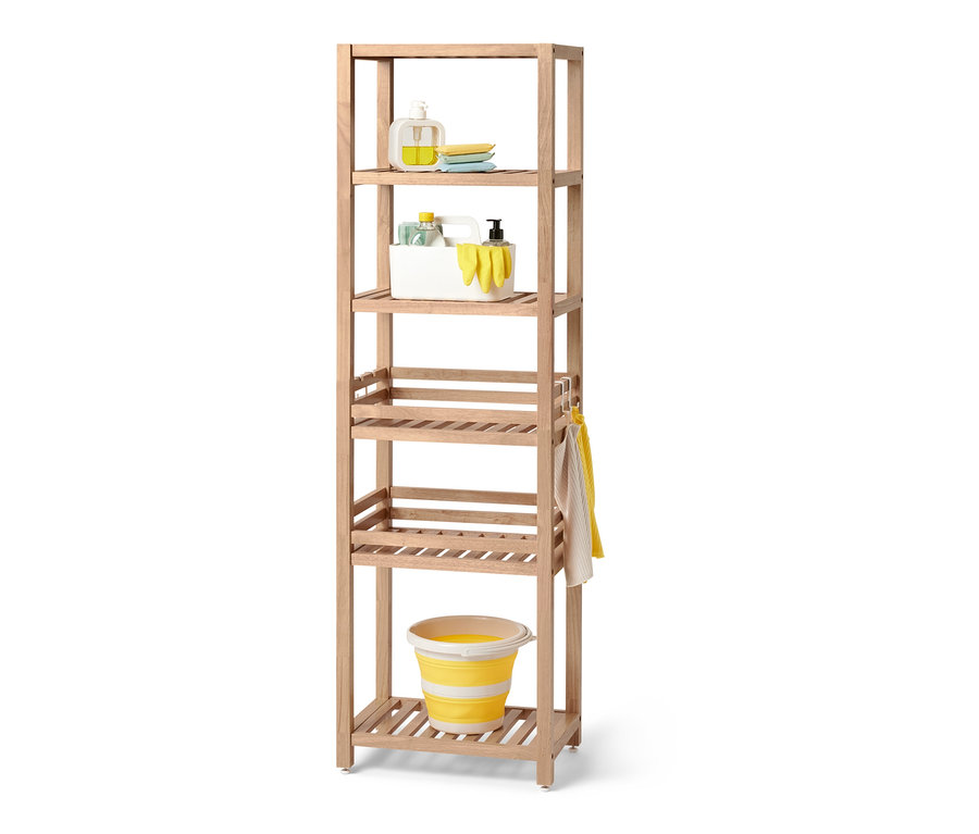 Produits de nettoyage sur une étagère en bois massif.