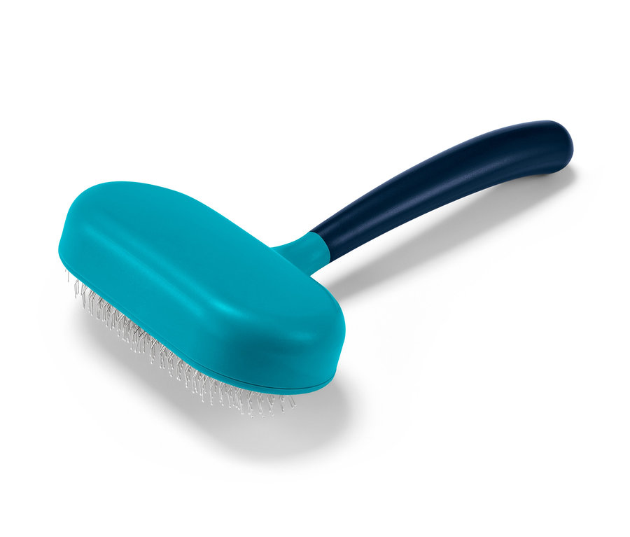 Une brosse à pelage bleu et noir sur fond blanc.