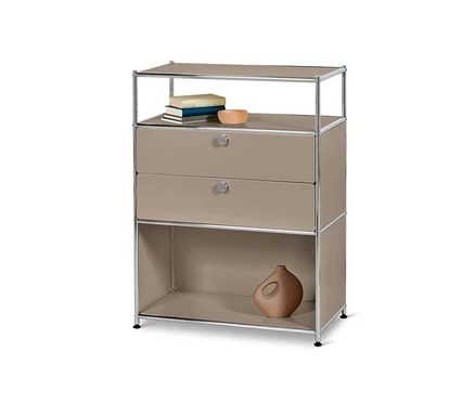 Commode en métal « CN3 » avec 2 tiroirs, taupe. Des livres et un bol sont posés sur le dessus, un vase en dessous.