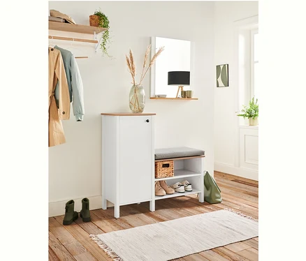 Dans l'entrée, il y a une banquette avec armoire à chaussures.