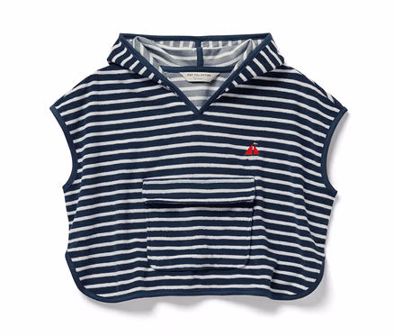 Poncho en éponge bord de mer rayé bleu et blanc avec capuche, poche et un petit voilier rouge brodé.