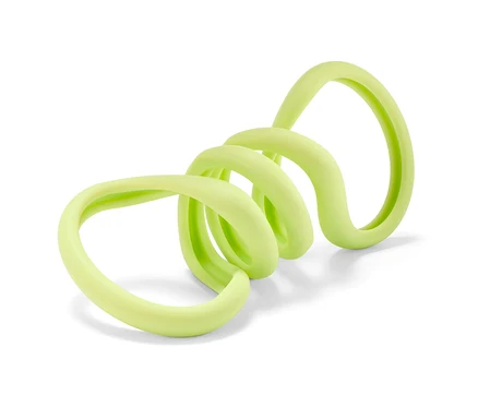 Un jouet de traction pour chien vert clair enroulé en spirale sur un fond blanc.