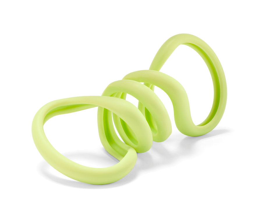 Un jouet de traction pour chien vert clair enroulé en spirale sur un fond blanc.