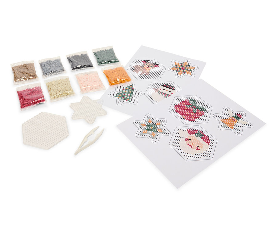 Kit de bricolage avec des perles colorées, une pince à épiler et des modèles sur fond blanc.