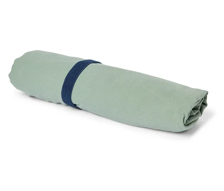Tissu vert clair enroulé maintenu par un élastique bleu marine.