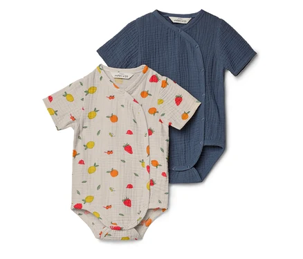 Deux bodies pour bébé sont superposés : l'un est bleu, l'autre est imprimé de citrons, d'oranges et de fraises.