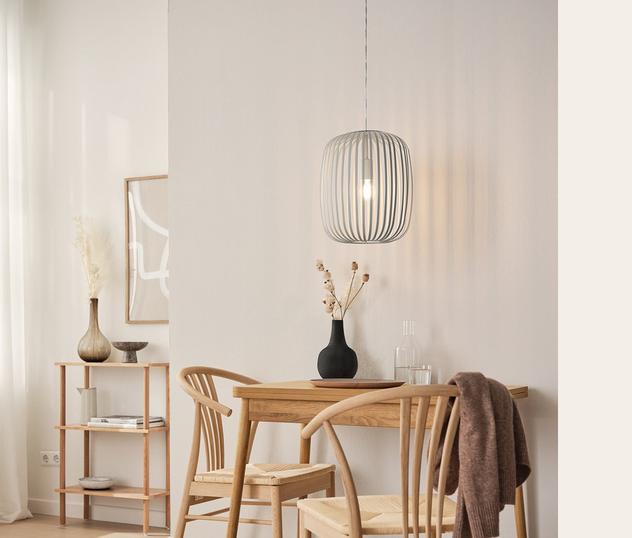 Coin repas avec table à manger extensible, suspension en métal et étagère.