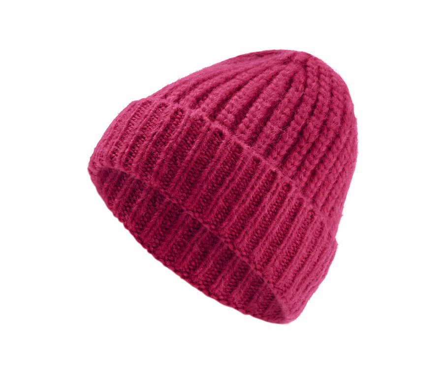 Un bonnet en maille framboise.