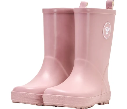 Deux bottes en caoutchouc roses avec un logo.