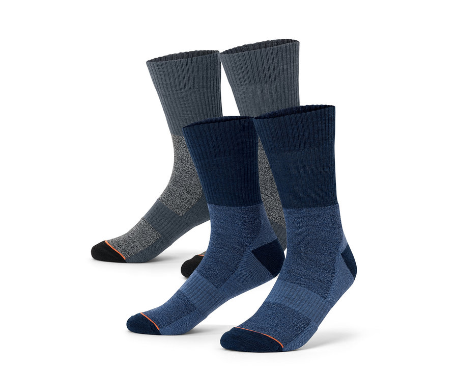 Deux paires de chaussettes de trekking en laine mérinos en gris et bleu.