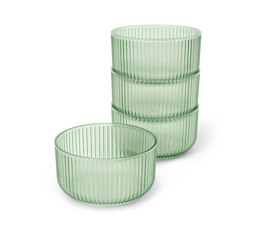 Quatre bols en plastique vert empilés les uns sur les autres.
