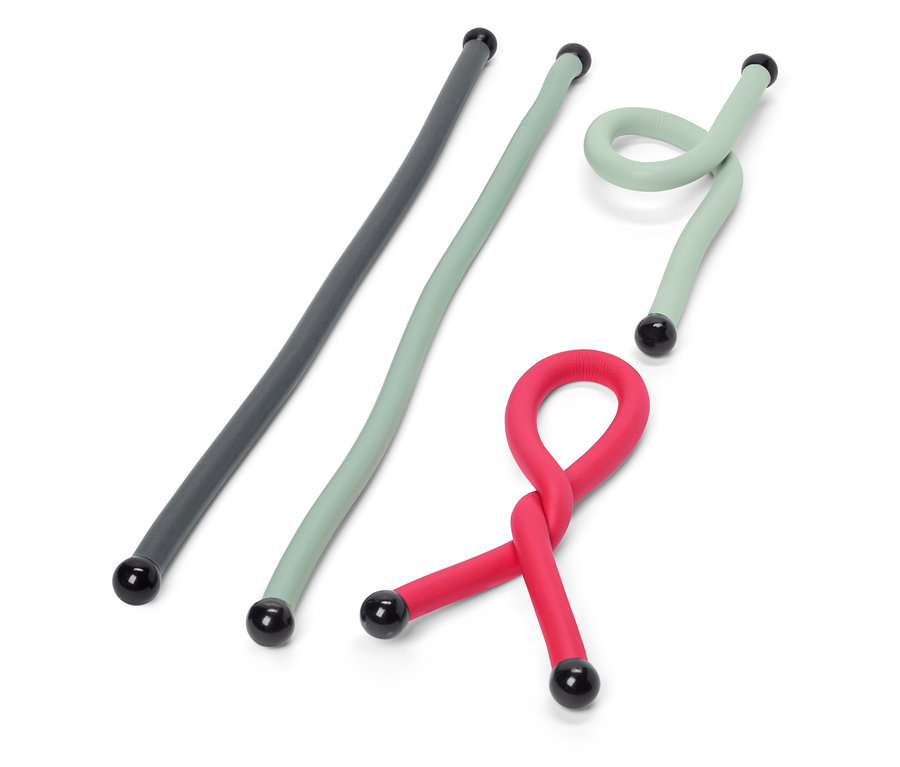 Quatre Power Kabelbinder flexibles en gris, vert et rose avec des extrémités noires sur fond blanc.