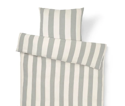 Vue de dessus d'un ensemble de literie comprenant un oreiller, une couette et un couvre-lit à larges rayures gris clair et blanches.